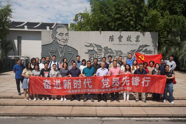 老人迷路穿梭快车道 铁骑帮助回家